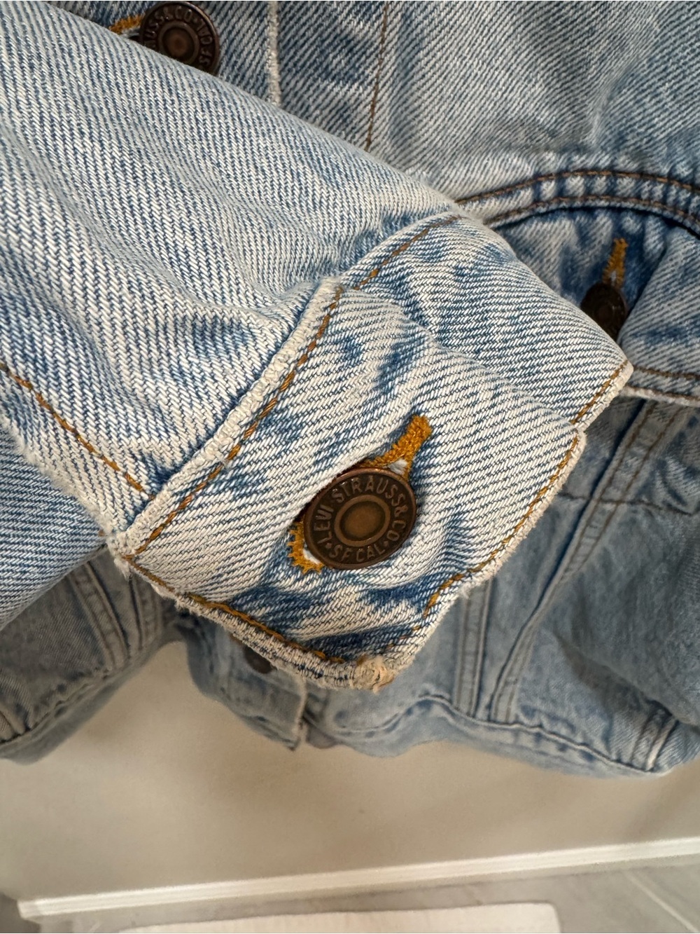 Levis Mens L Authentic Blue Denim Trucker Jean Jacket Faded Red Tag Short Y2K - Picture 13 of 15